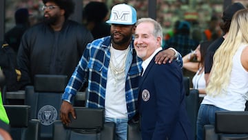 FORT LAUDERDALE, FLORIDA - AUGUST 30: (C-R) Boxer Floyd Mayweather Jr. poses with Owner Jorge Mas of Inter Miami CF prior to a match between Nashville SC and Inter Miami CF at DRV PNK Stadium on August 30, 2023 in Fort Lauderdale, Florida.   Megan Briggs/Getty Images/AFP (Photo by Megan Briggs / GETTY IMAGES NORTH AMERICA / Getty Images via AFP)